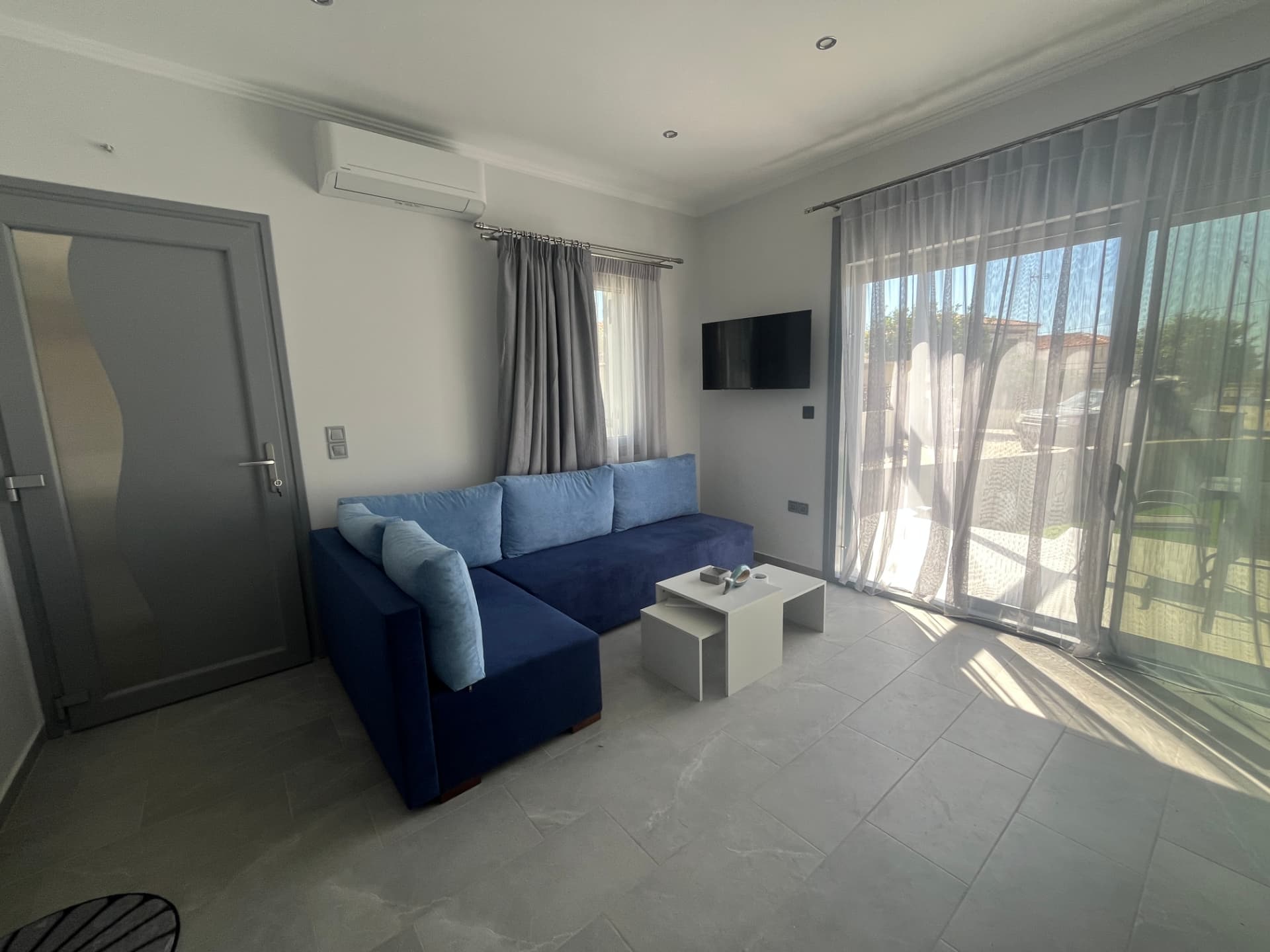 Living room with sofa and access to the veranda